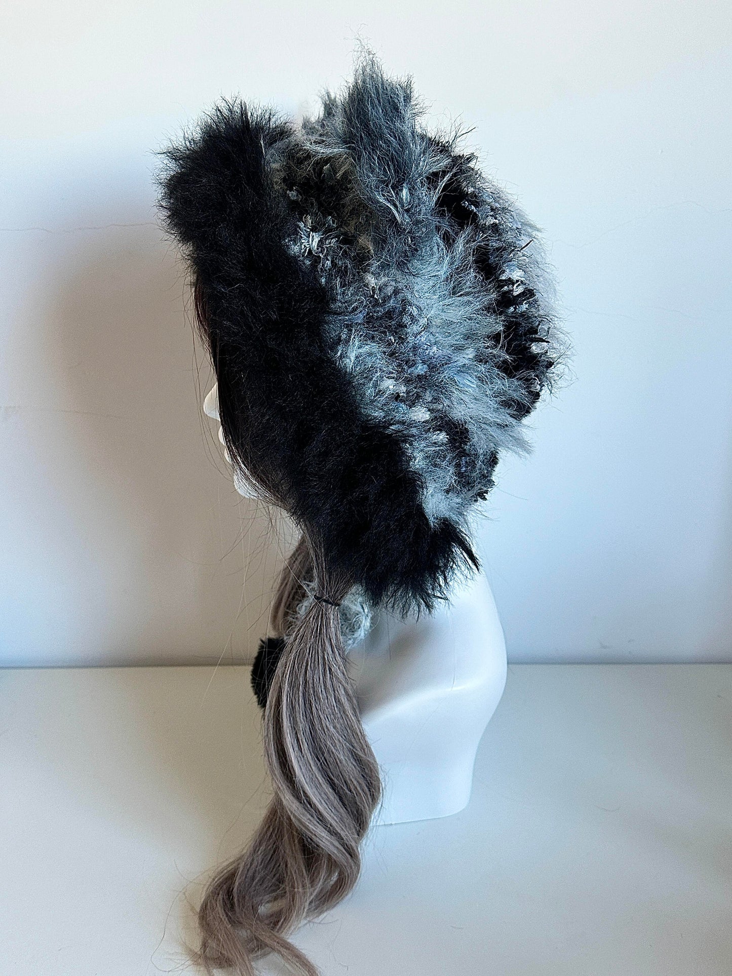 Fuchs-Ohren-Kapuze, handgemachte gehäkelte Fuchshaube, minimalistische Tierhaube in kühlen Farbtönen