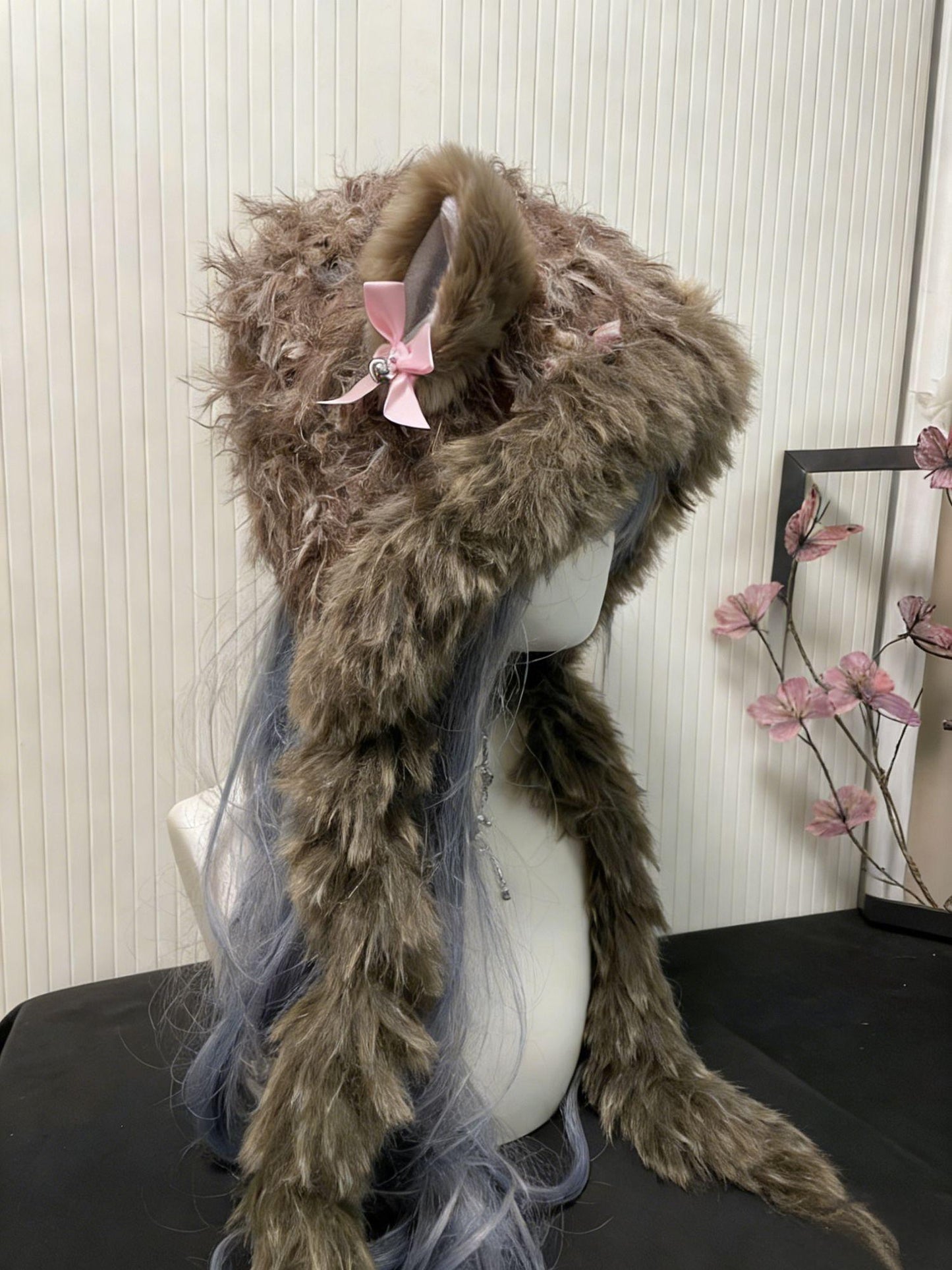 Brauner Wolfsohren-Plüschhut – Handgemachter Häkel-Tierkapuzenschal