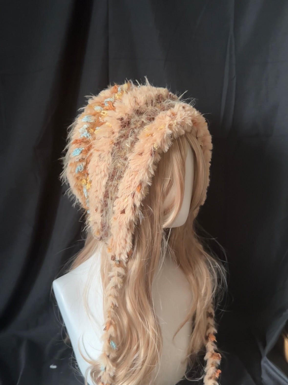Capuche douillette moelleuse avec tresses – Bonnet fait main beige caramel, Chapeau hivernal en fausse fourrure Kawaii