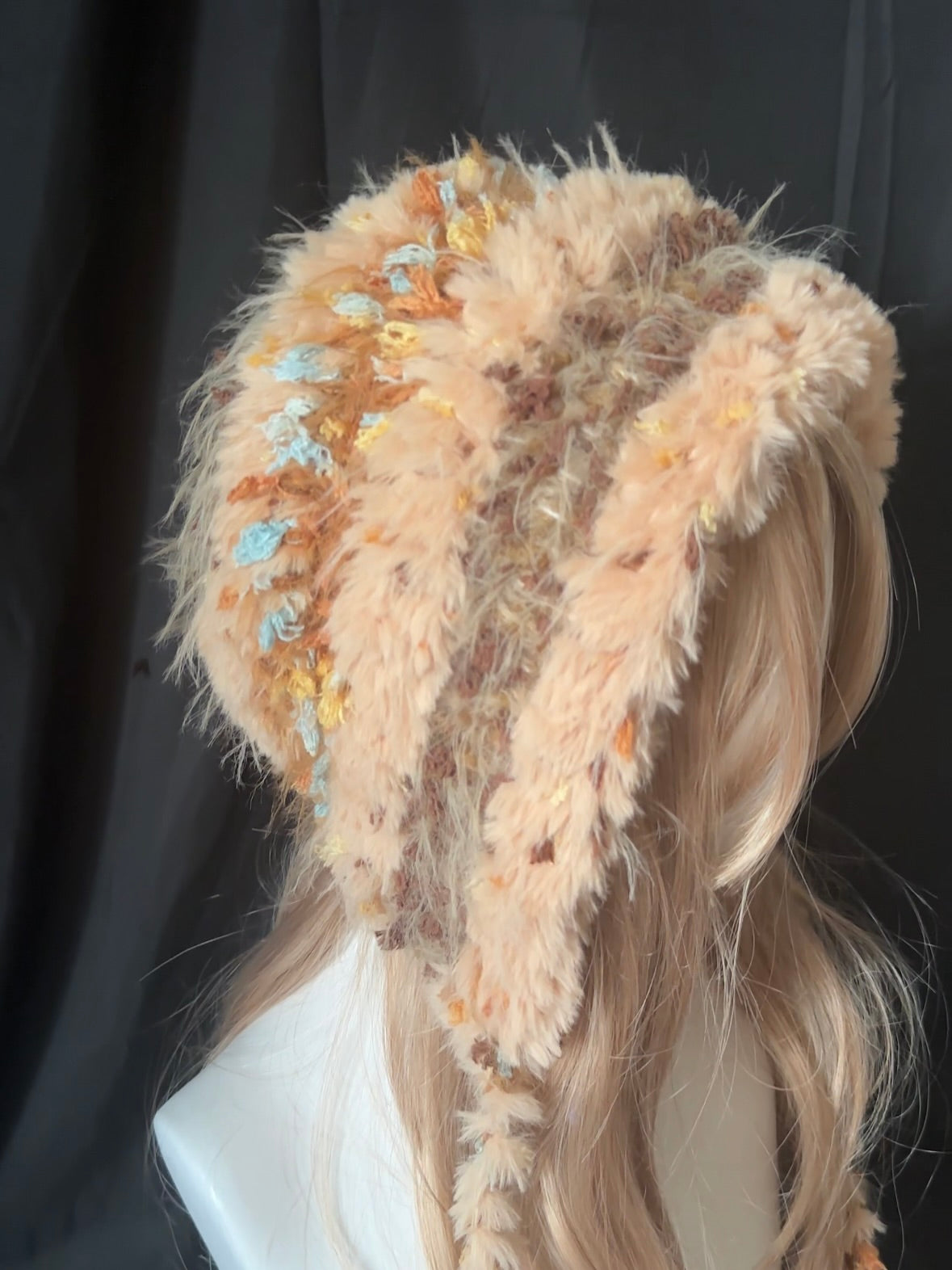 Capuche douillette moelleuse avec tresses – Bonnet fait main beige caramel, Chapeau hivernal en fausse fourrure Kawaii