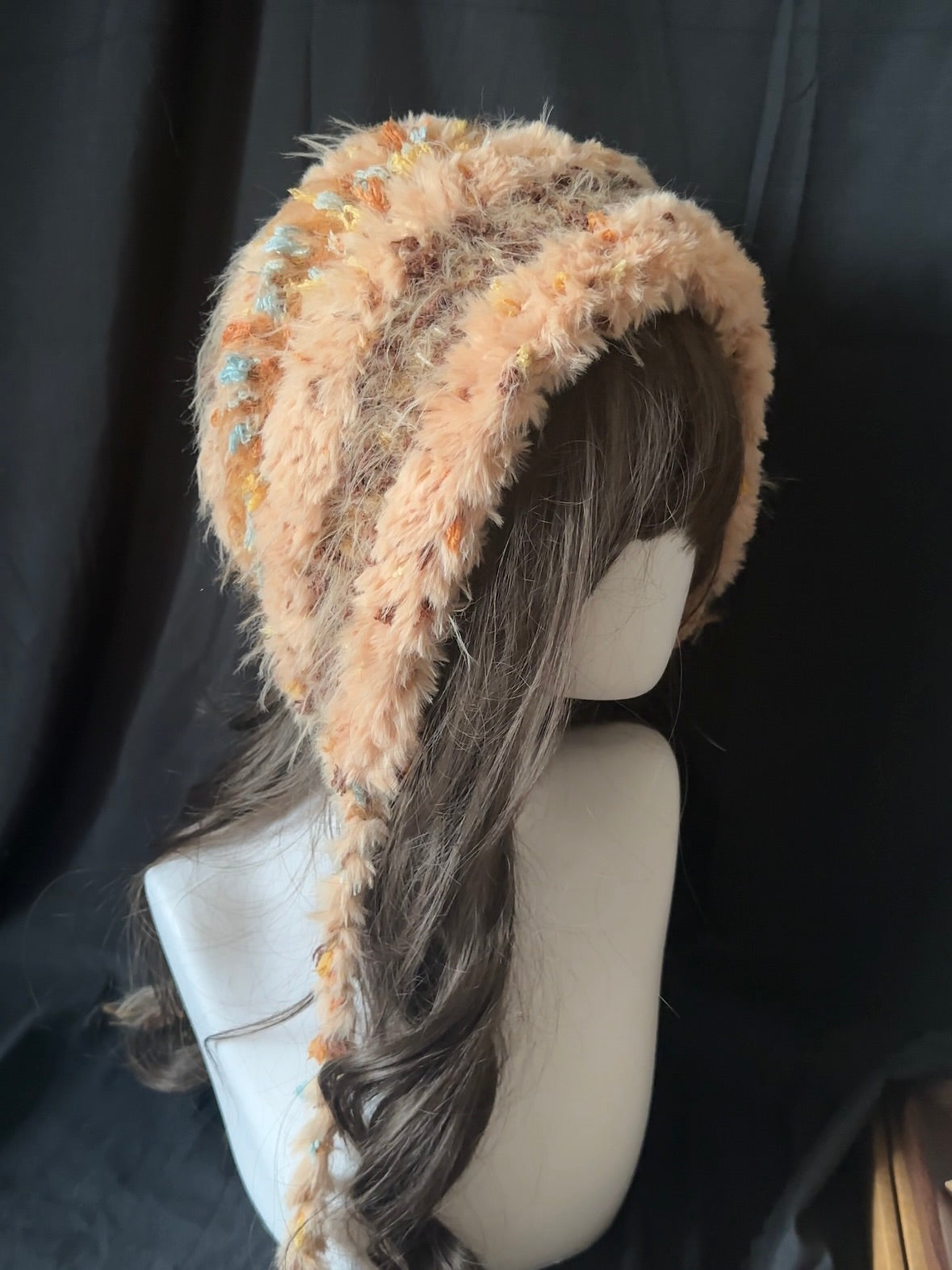 Capuche douillette moelleuse avec tresses – Bonnet fait main beige caramel, Chapeau hivernal en fausse fourrure Kawaii