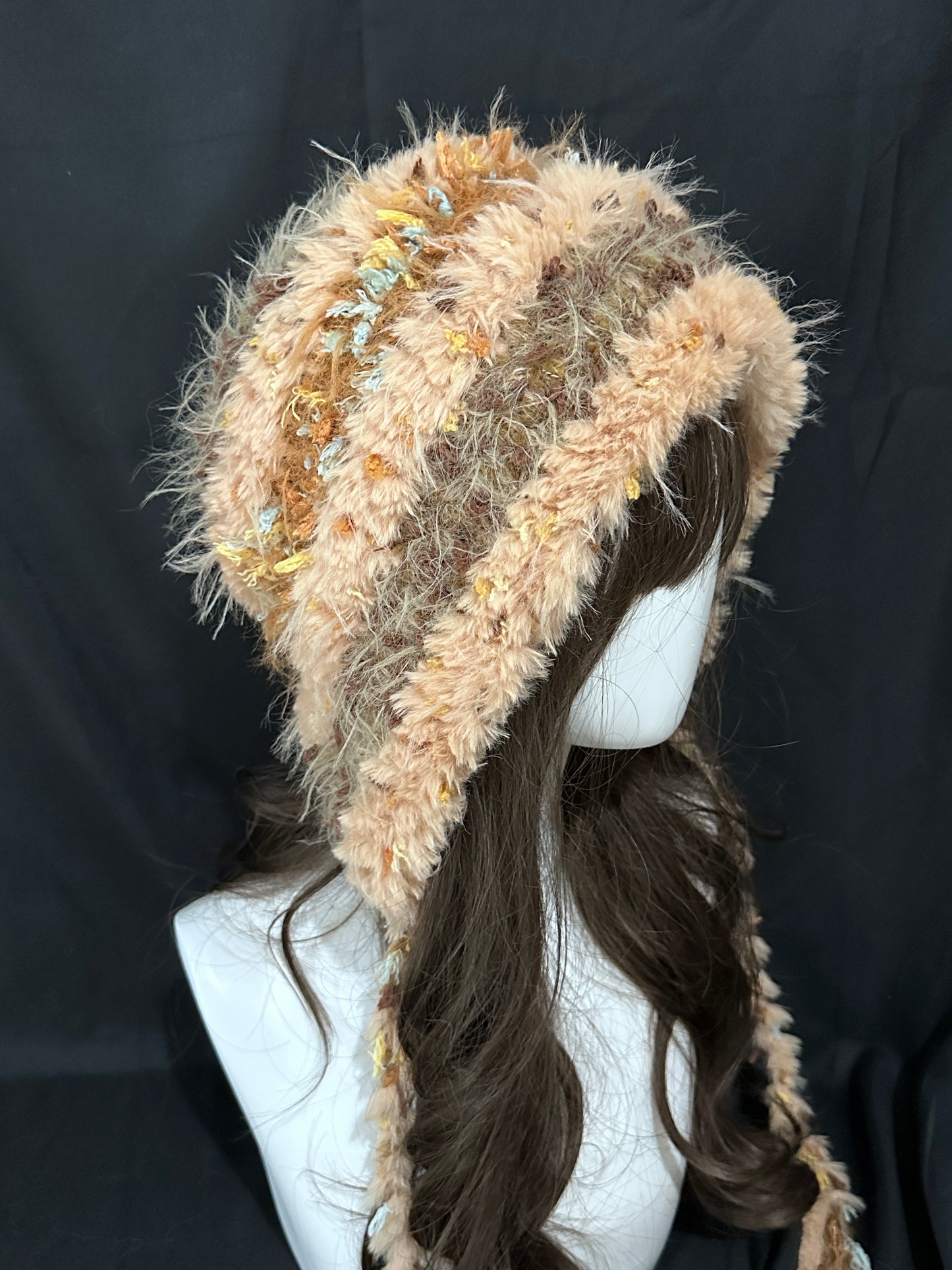 Capuche douillette moelleuse avec tresses – Bonnet fait main beige caramel, Chapeau hivernal en fausse fourrure Kawaii