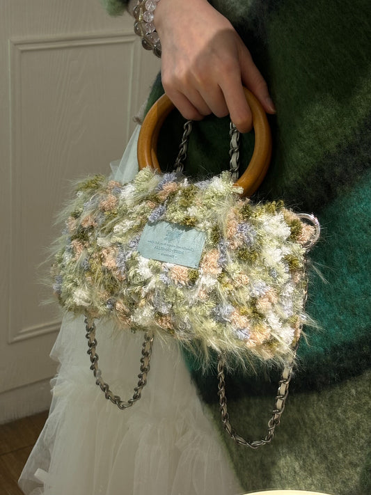 Sacoche à bandoulière en crochet moelleux faite main avec poignée en bois, style bohème