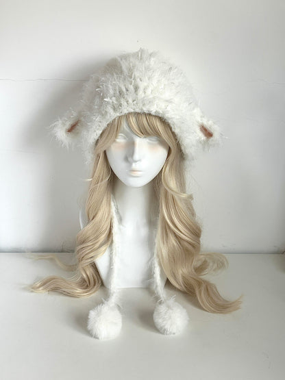 Bonnet d'hiver en tricot duveteux fait main – Crème, avec oreilles d'agneau