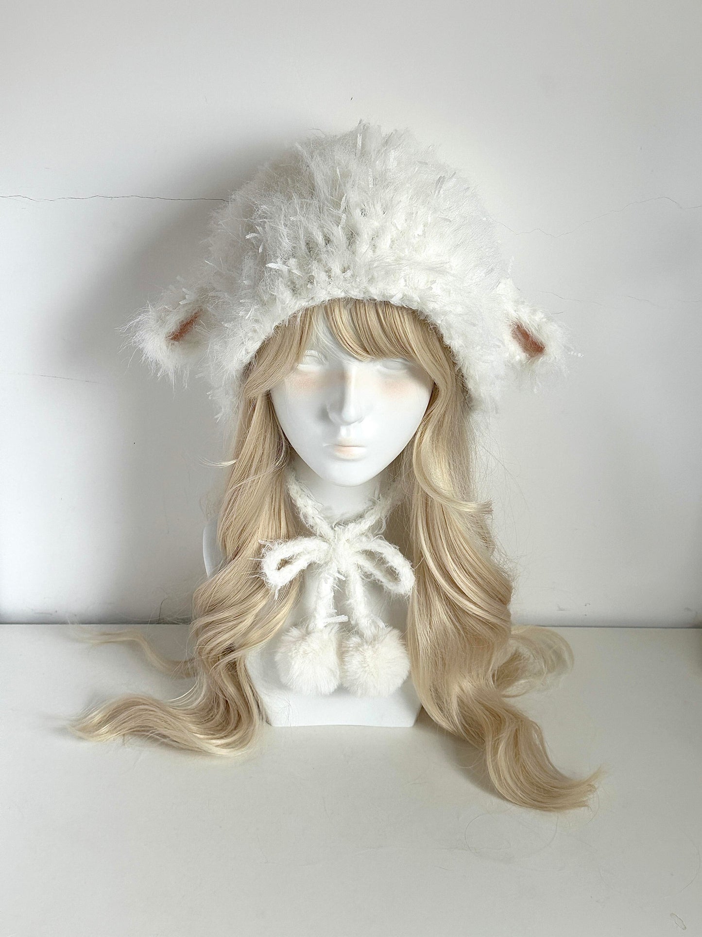 Bonnet d'hiver en tricot duveteux fait main – Crème, avec oreilles d'agneau