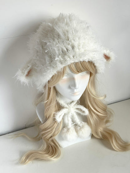Bonnet d'hiver en tricot duveteux fait main – Crème, avec oreilles d'agneau