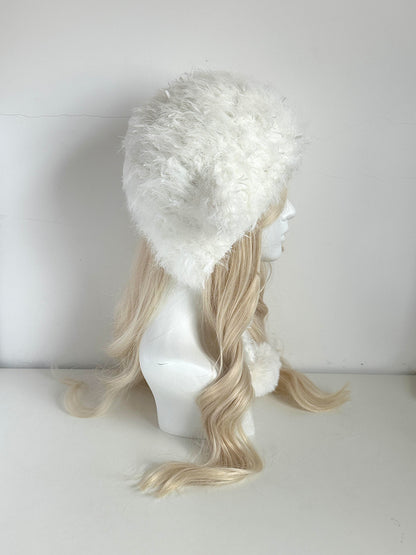 Bonnet d'hiver en tricot duveteux fait main – Crème, avec oreilles d'agneau