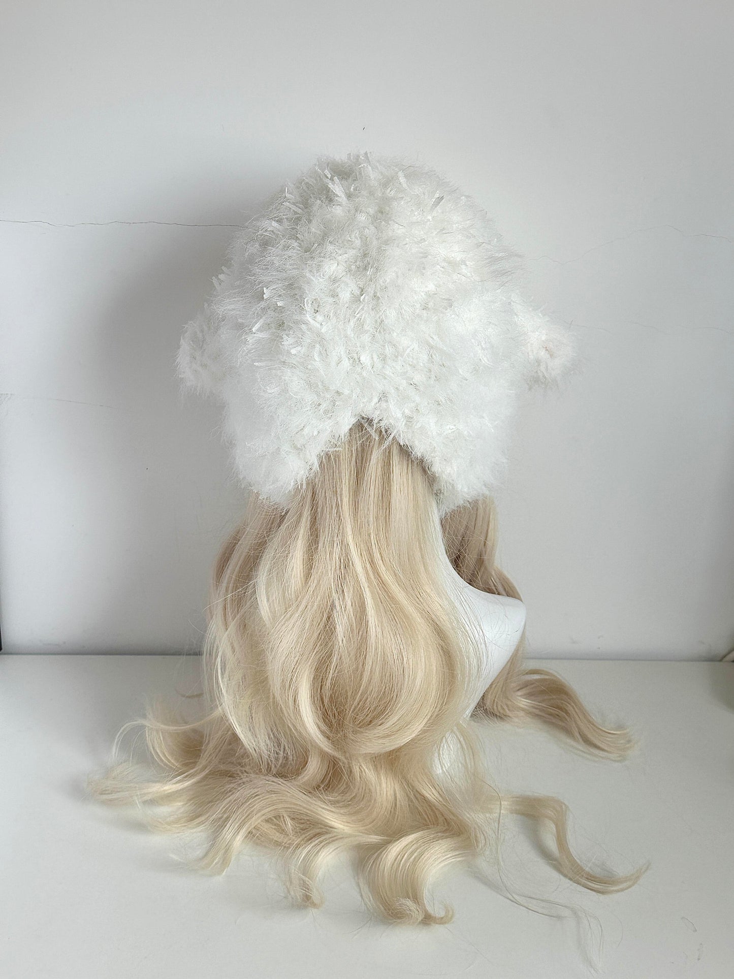 Bonnet d'hiver en tricot duveteux fait main – Crème, avec oreilles d'agneau