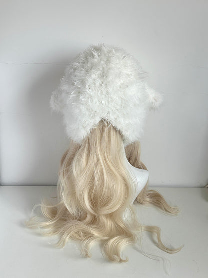 Bonnet d'hiver en tricot duveteux fait main – Crème, avec oreilles d'agneau