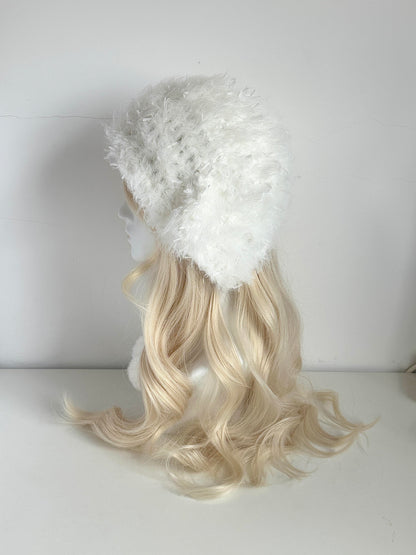Bonnet d'hiver en tricot duveteux fait main – Crème, avec oreilles d'agneau