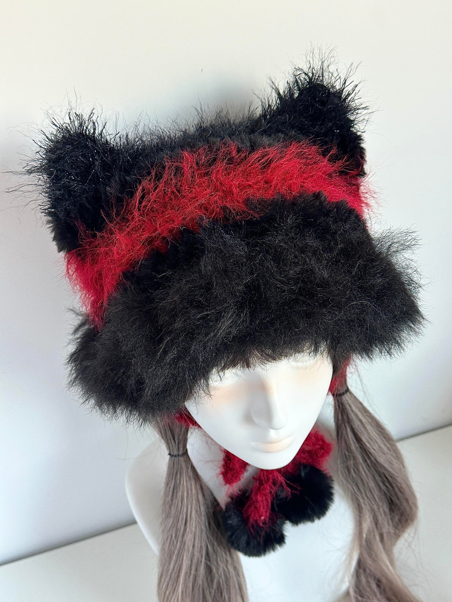 Feuerroter Hut mit Katzenohren, handgemachte Häkelmütze mit Katzenohren, auffällige Tiermütze
