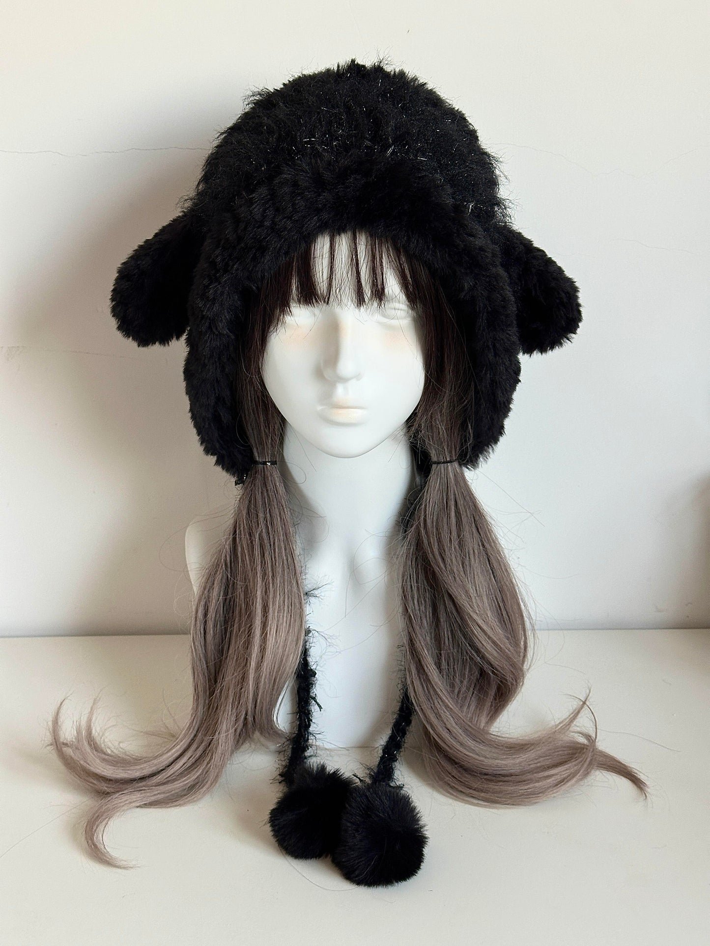 Schwarze Lammfellmütze mit Ohren – Handgestrickte flauschige Mütze