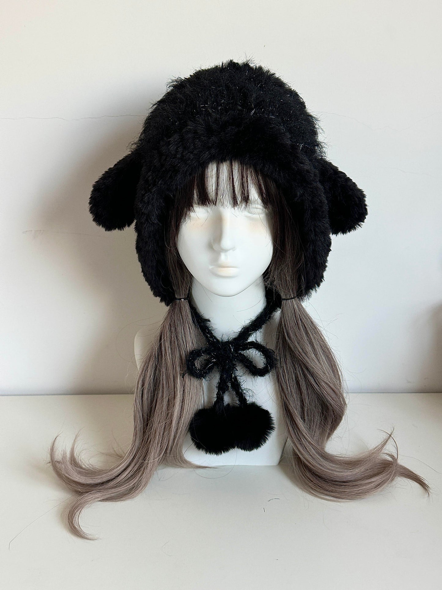 Schwarze Lammfellmütze mit Ohren – Handgestrickte flauschige Mütze