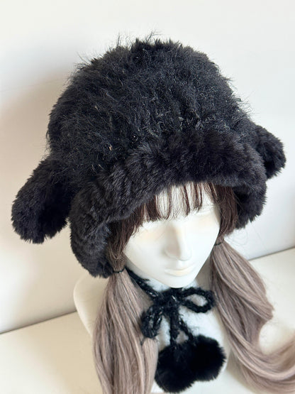 Schwarze Lammfellmütze mit Ohren – Handgestrickte flauschige Mütze