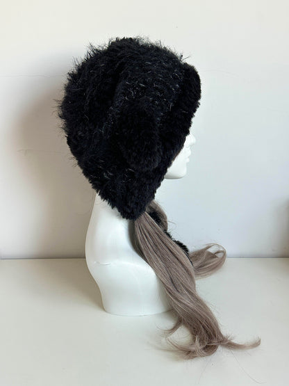 Schwarze Lammfellmütze mit Ohren – Handgestrickte flauschige Mütze