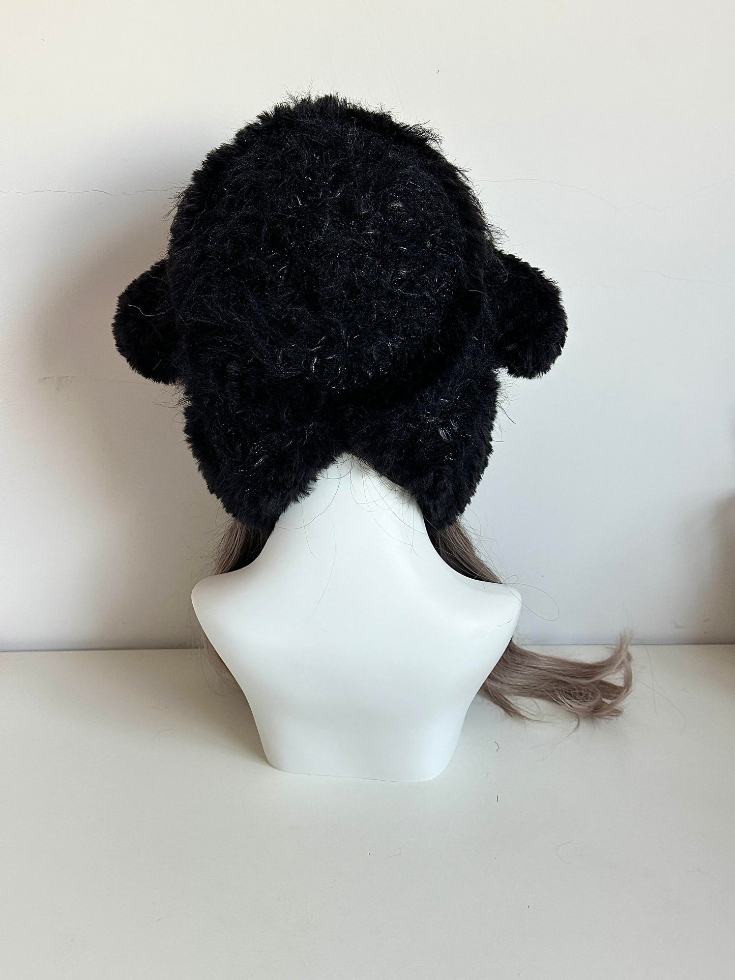 Schwarze Lammfellmütze mit Ohren – Handgestrickte flauschige Mütze