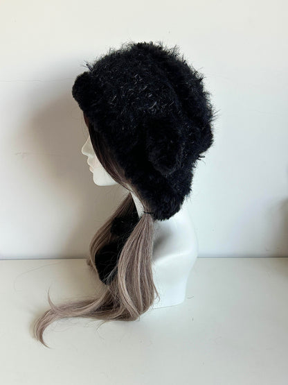 Schwarze Lammfellmütze mit Ohren – Handgestrickte flauschige Mütze