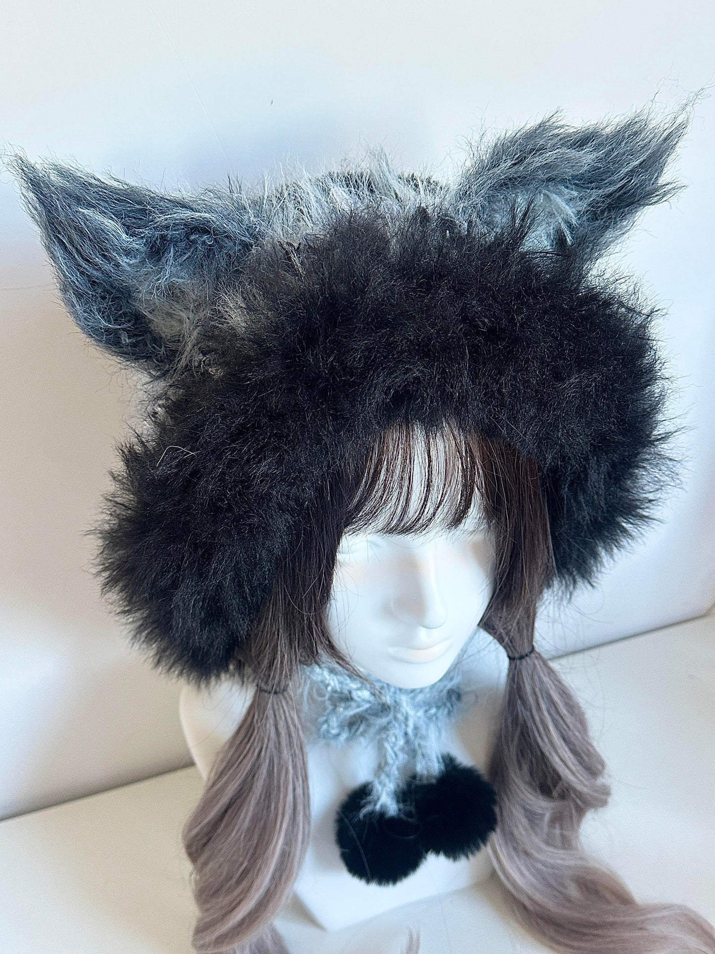 Fuchs-Ohren-Kapuze, handgemachte gehäkelte Fuchshaube, minimalistische Tierhaube in kühlen Farbtönen
