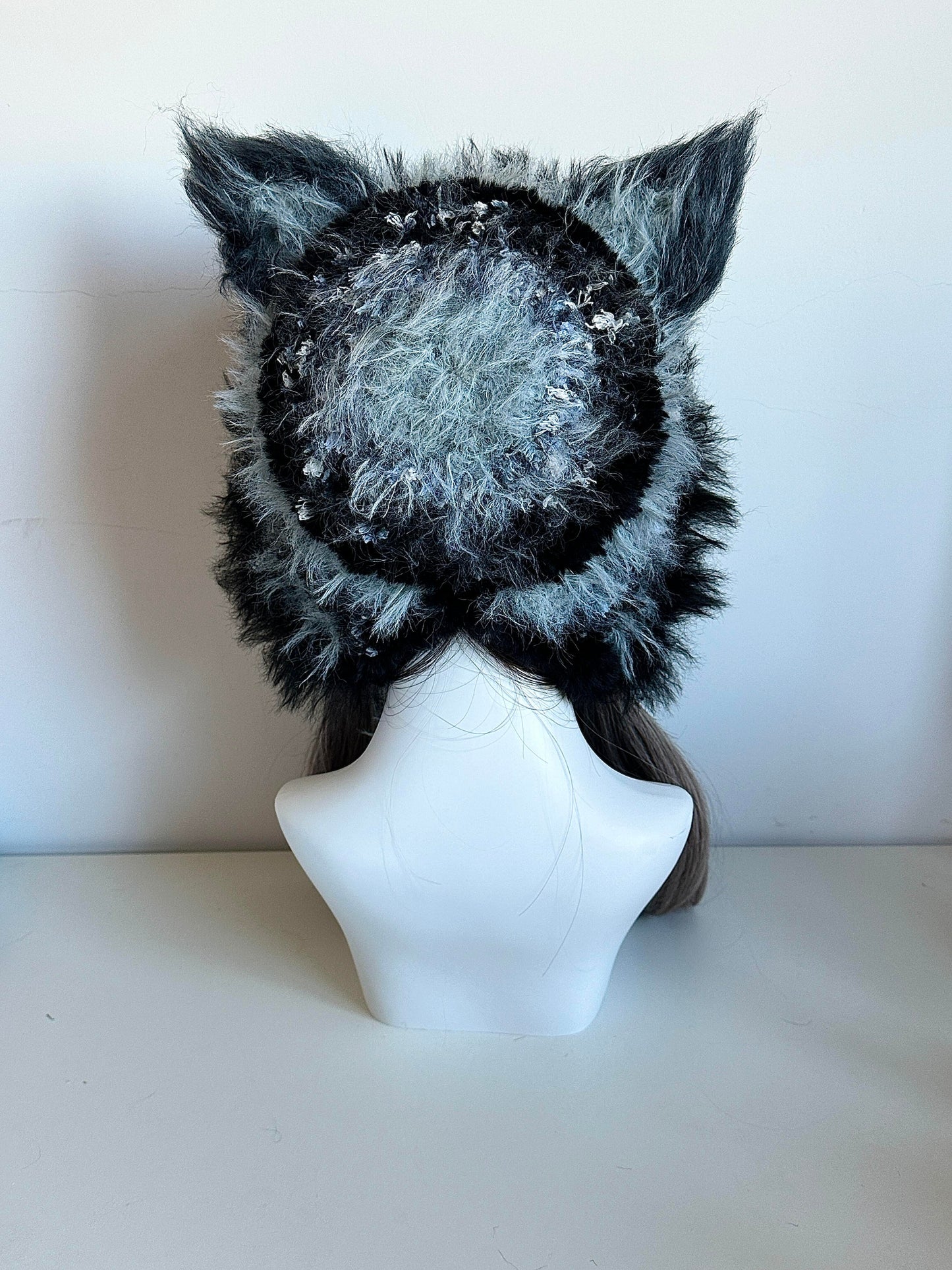 Fuchs-Ohren-Kapuze, handgemachte gehäkelte Fuchshaube, minimalistische Tierhaube in kühlen Farbtönen
