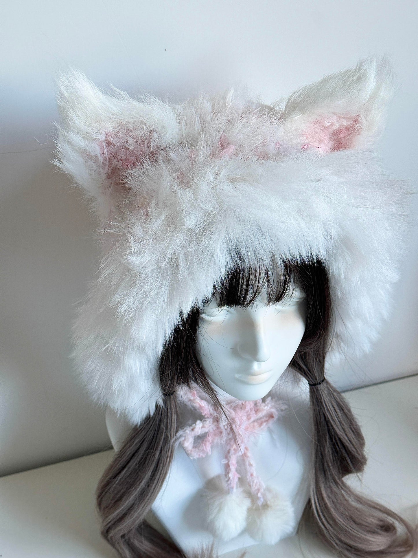 Kapuze mit Fuchsohren in Pink Mist, handgefertigte Häkel-Fuchskapuze, weiche Pastell Tier Wintermütze