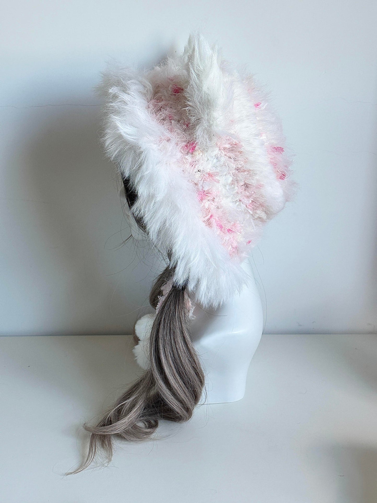Kapuze mit Fuchsohren in Pink Mist, handgefertigte Häkel-Fuchskapuze, weiche Pastell Tier Wintermütze