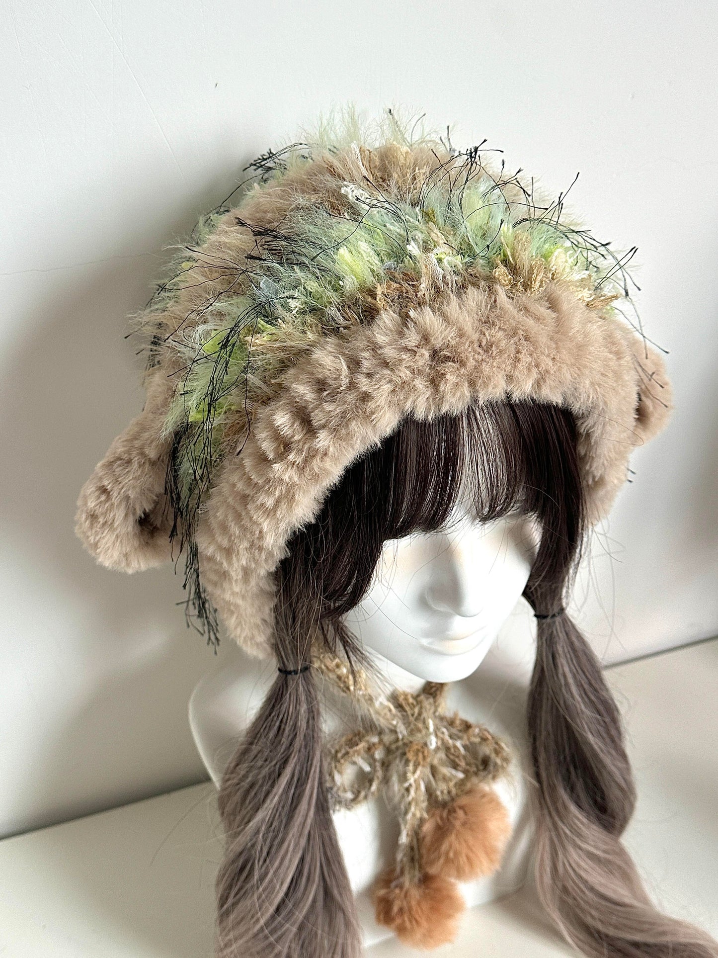 Beanie mit Lammfellohren und Ästen – Handgestrickte Mütze in Erdtönen