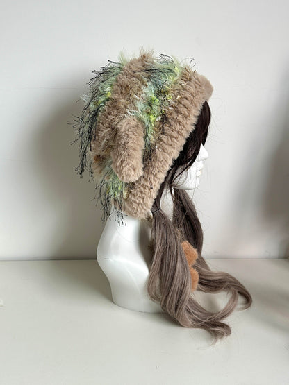 Beanie mit Lammfellohren und Ästen – Handgestrickte Mütze in Erdtönen