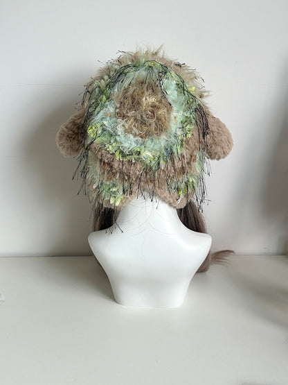 Beanie mit Lammfellohren und Ästen – Handgestrickte Mütze in Erdtönen