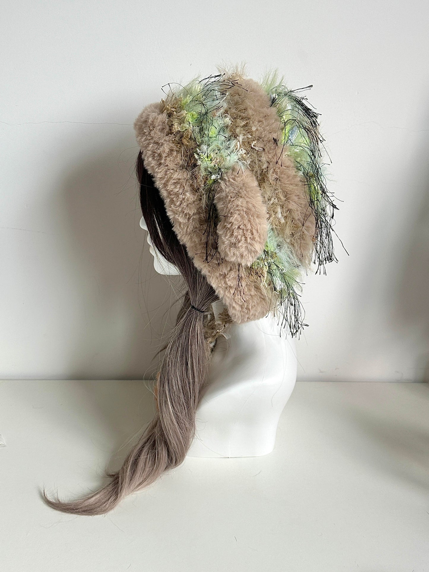 Beanie mit Lammfellohren und Ästen – Handgestrickte Mütze in Erdtönen