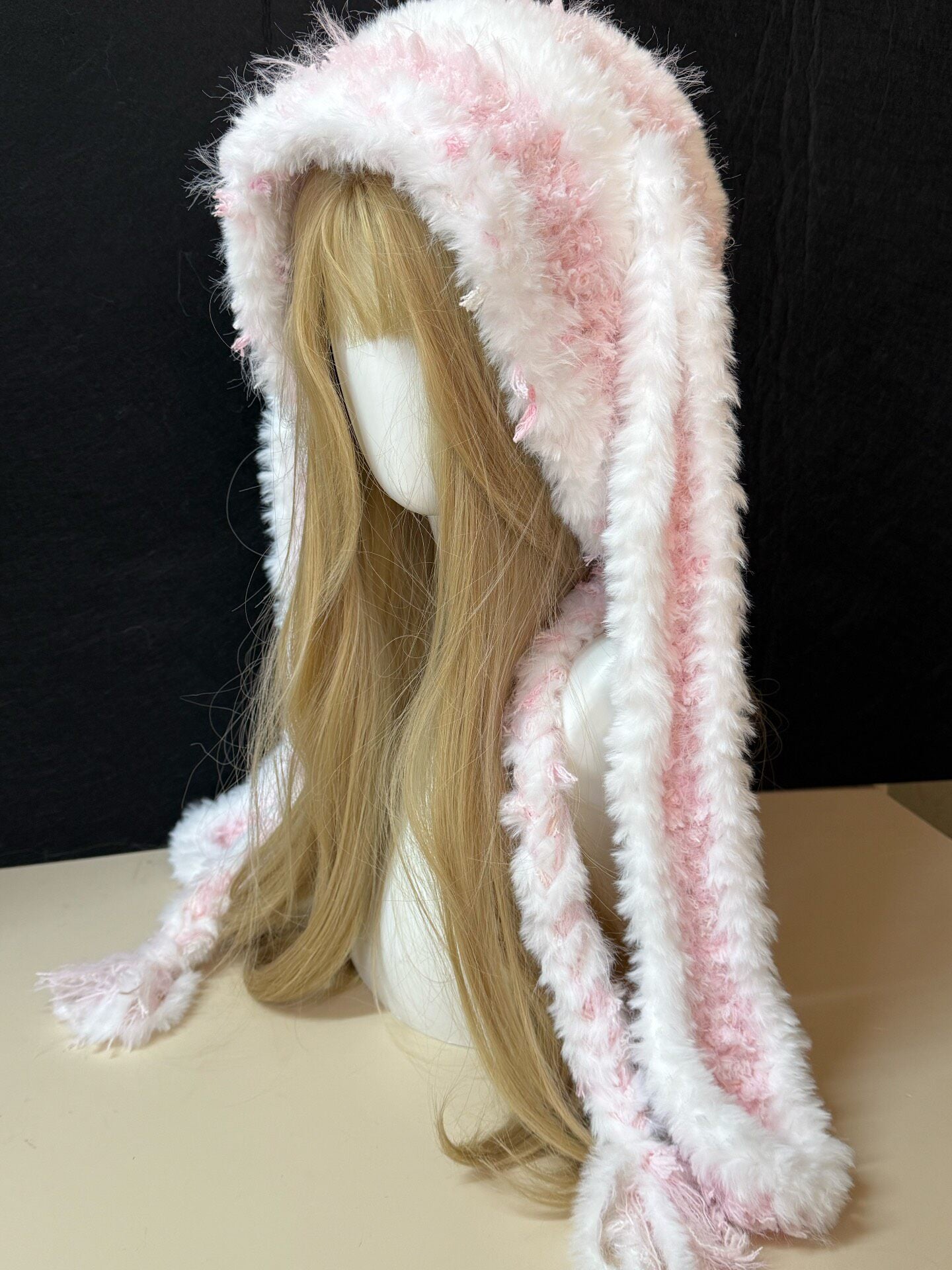 Blau-weiße Hasenohrenkapuze, Kawaii-Kaninchen-Wintermütze, weicher handgemachter Pelzkapuzenschal