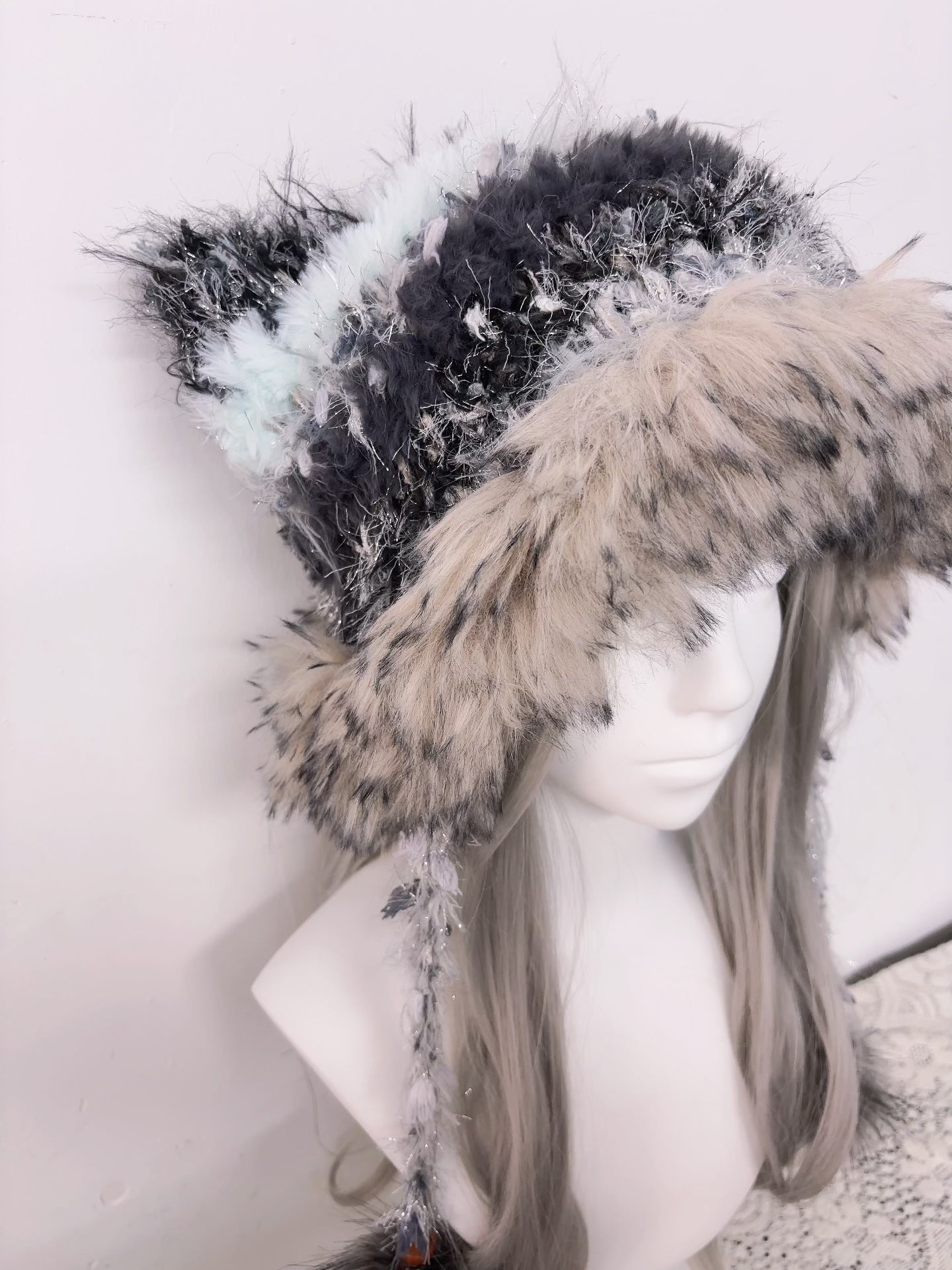 Schwarze graue Katzenohrenmütze, handgemachte gehäkelte Tiermütze, Gothic Kawaii Wintermütze