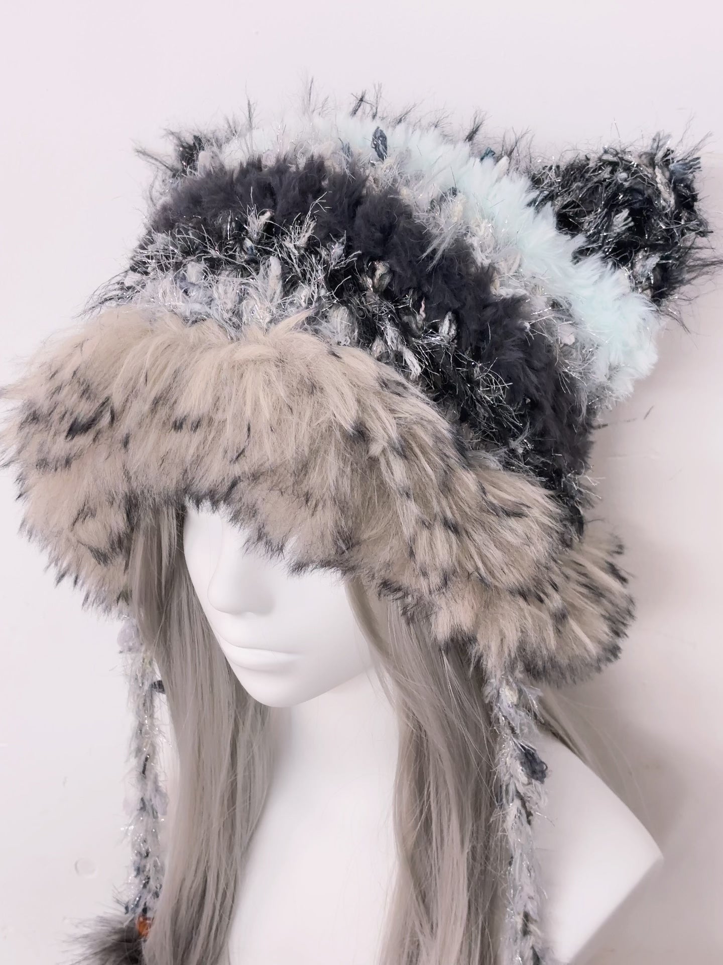 Schwarze graue Katzenohrenmütze, handgemachte gehäkelte Tiermütze, Gothic Kawaii Wintermütze