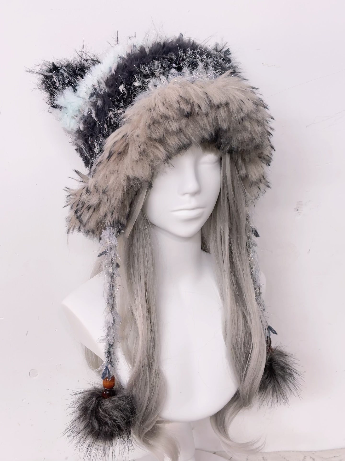 Schwarze graue Katzenohrenmütze, handgemachte gehäkelte Tiermütze, Gothic Kawaii Wintermütze